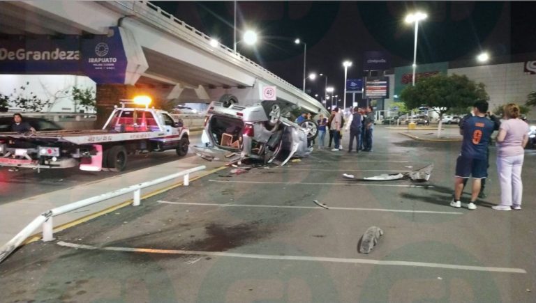 Vuelca auto y termina adentro de Plaza Cibeles