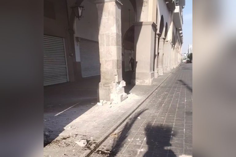 Vehículo se impacta contra portal Guadalupe y deja daños en un pilar
