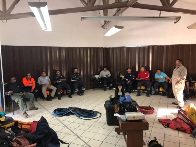 Capacitan a rescatistas previo a temporada vacacional