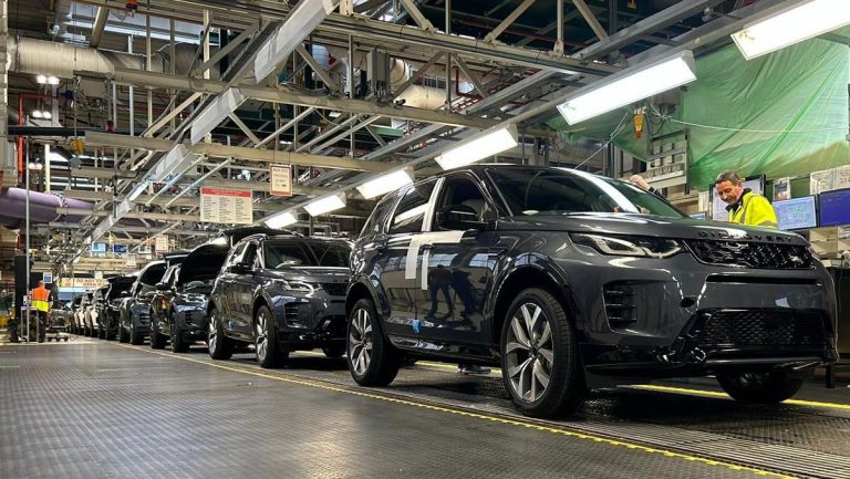 Jaguar Land Rover pausa sus envíos de autos a EU por aranceles y Trump pide a los estadounidenses que “aguanten”