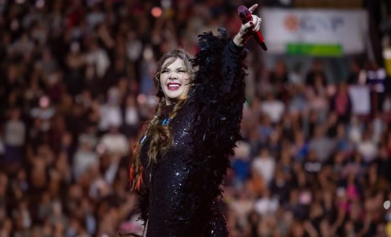 Triunfa Yuridia en su concierto en la Plaza de Toros México
