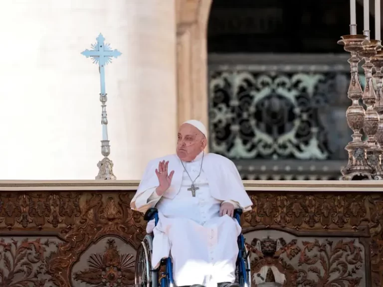 Papa Francisco, convaleciente, aparece por sorpresa en la plaza de San Pedro