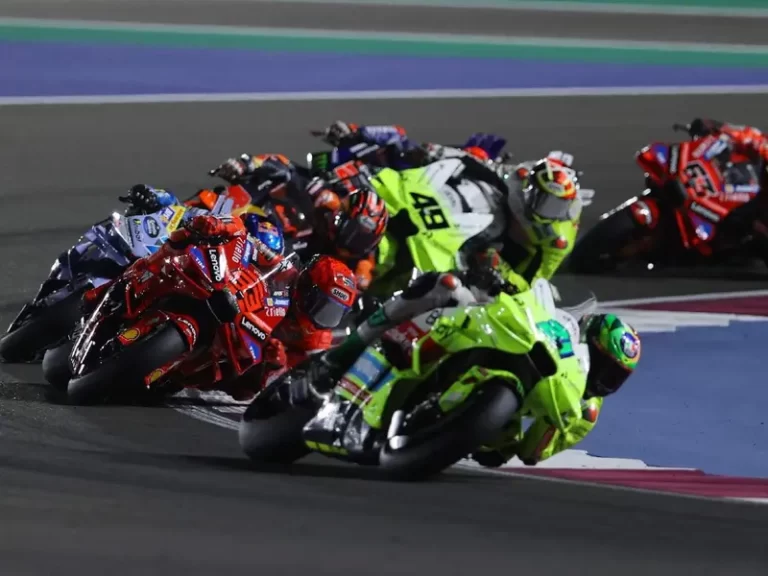 Marc Márquez gana loca carrera en Qatar y mantiene el liderato en MotoGP