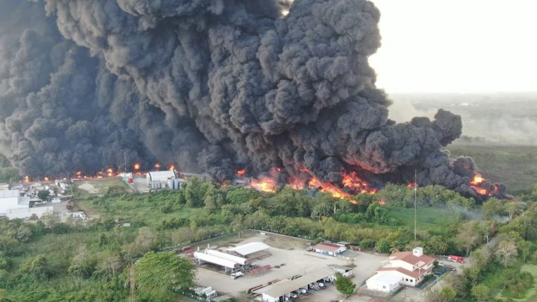 Quema de pastizales se sale de control en Tabasco