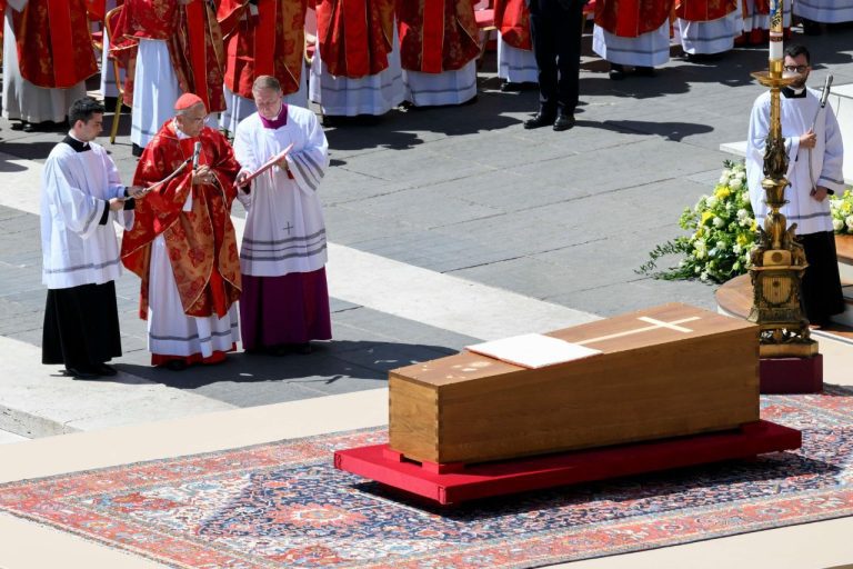 Más de 250 mil personas acudieron a la misa funeral del Papa Francisco