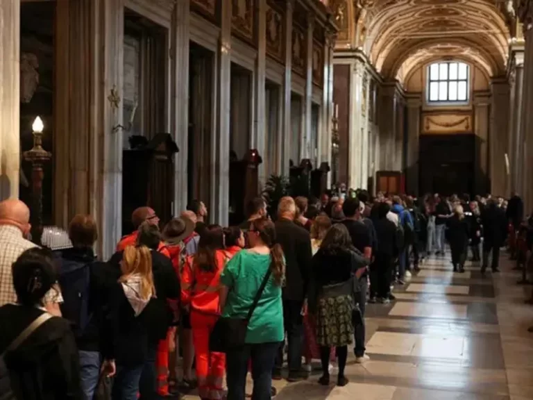Miles de personas visitan la tumba del Papa Francisco en las primeras horas de apertura al público