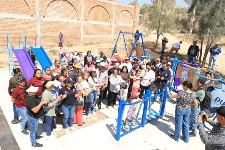 Rescatan espacio público en comunidad El Aguacate de Tarimoro con Red Móvil