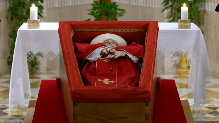 Velan al Papa Francisco en ataúd de madera