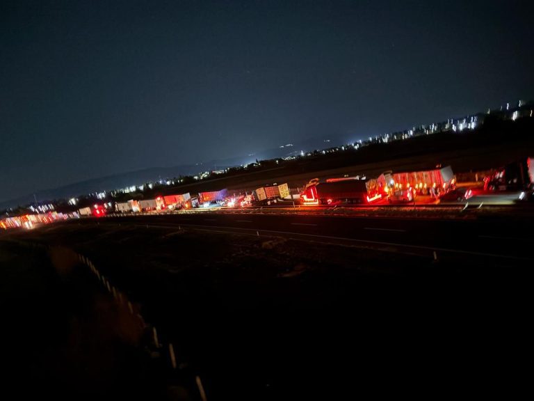 Hombre muere tras chocar a exceso de velocidad contra arco de señalamientos