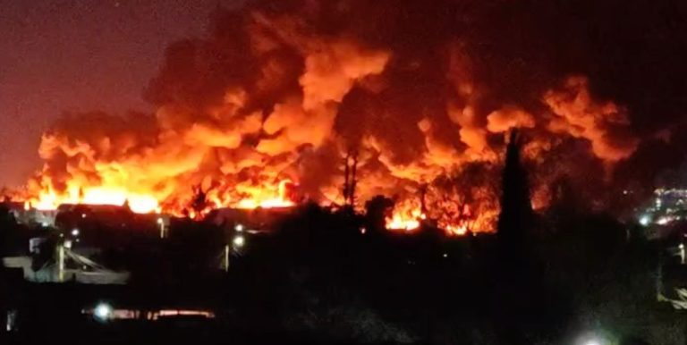 Fuerte incendio consume cuatro bodegas en Apaseo el Grande