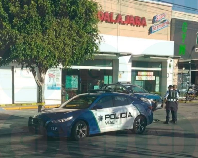 Atacan a balazos a policía vial de León afuera de farmacia