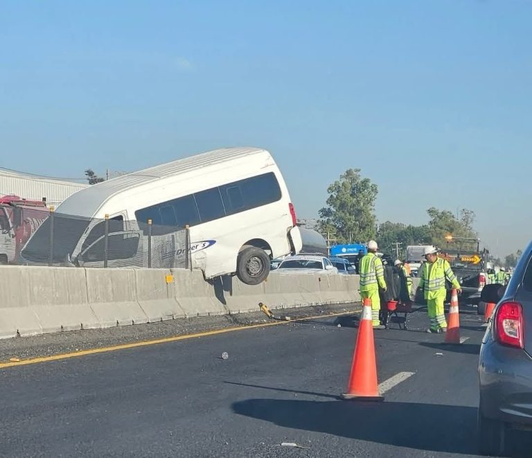 Se impacta camioneta en muro de contención