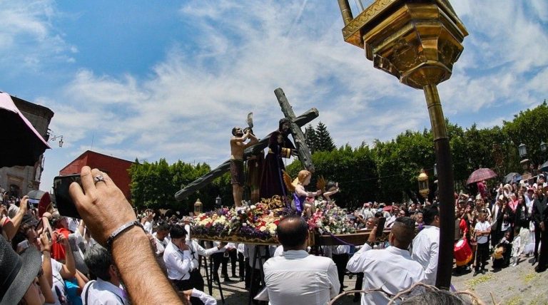 Profunda pasión y fervor marcan el Viacrucis del Santo Encuentro y la Procesión del Santo Entierro en San Miguel de Allende