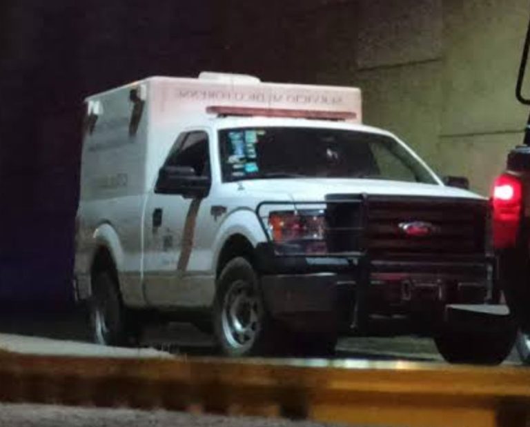 Atacan a balazos a dos mujeres mientras esperaban en un semáforo; una de ellas murió