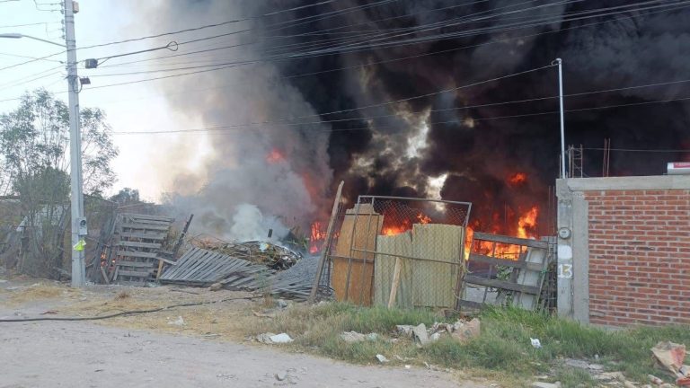 Se registra fuerte incendio en maderería de Pelavacas
