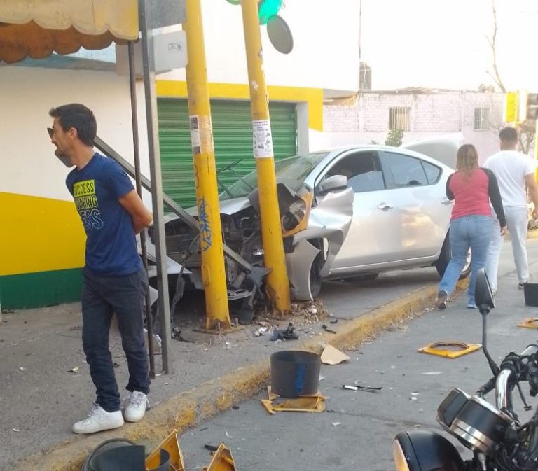 Conductor pierde el control de su vehículo y atropella a 4 personas