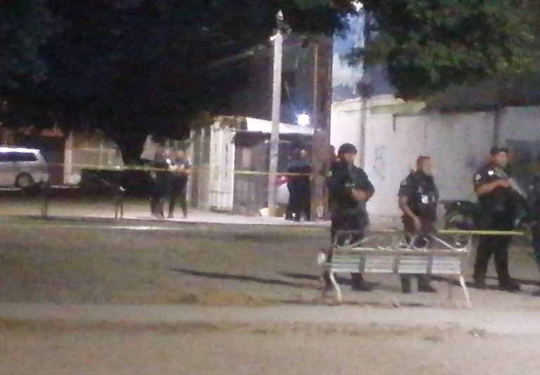 Reporte por violencia familiar termina con riña entre civiles y policías; hay una mujer muerta