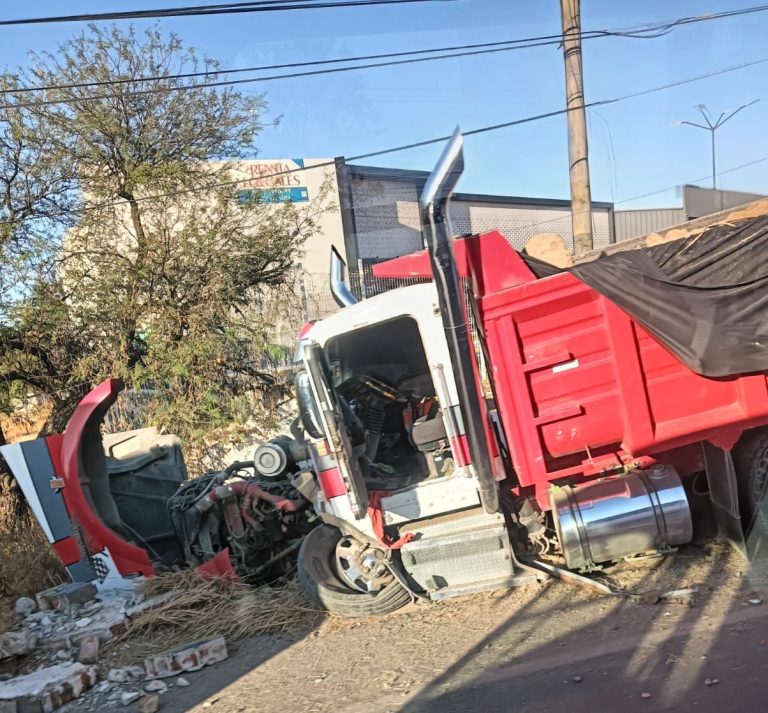 Colisionan vehículos en Comanjilla
