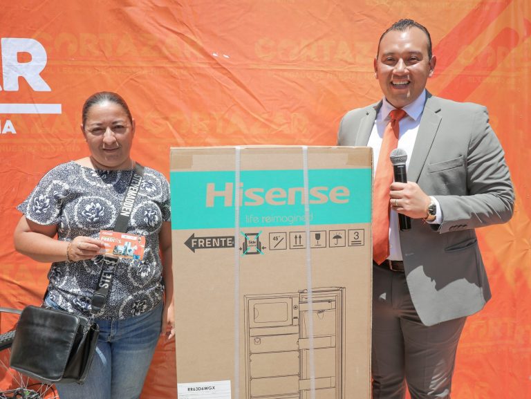 Entregan reconocimientos a contribuyentes cumplidos en Cortazar