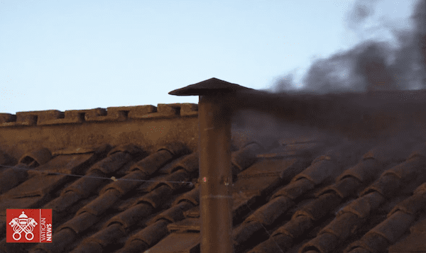 Sale Humo Negro de la Capilla Sixtina