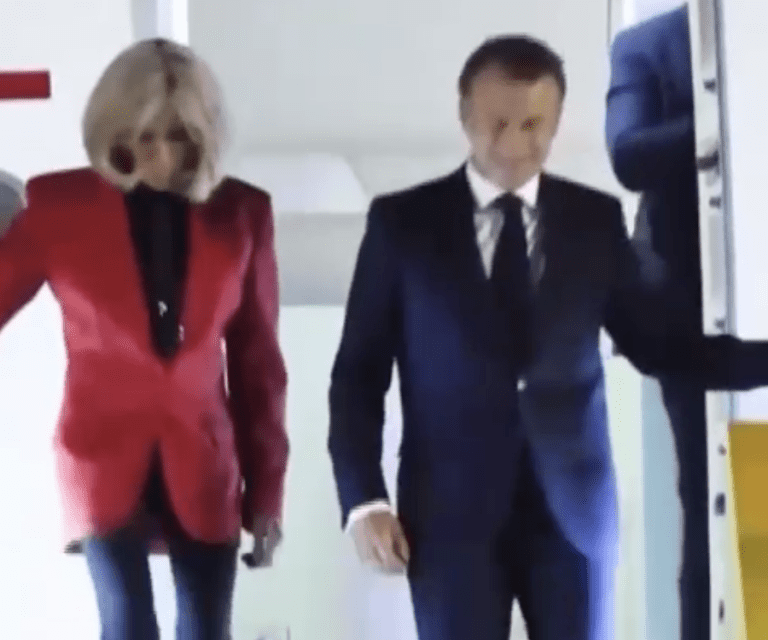 Esposa de Macron lo cachetea antes de bajar de su avión