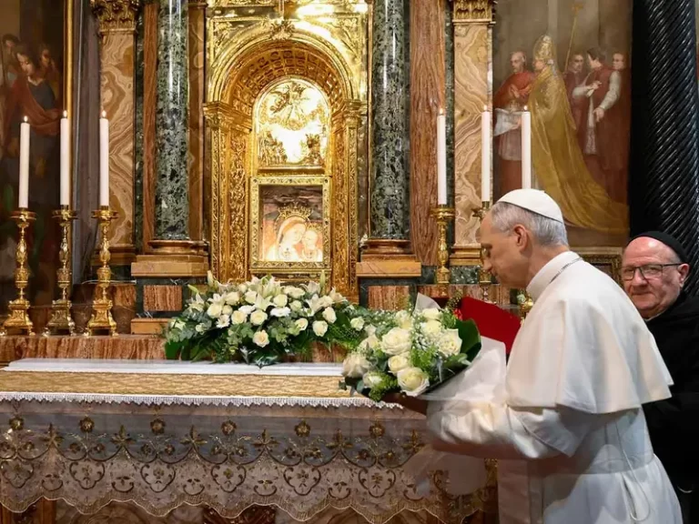 Papa León XIV visita la tumba de Francisco en basílica de Roma