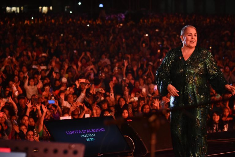 Lupita D’Alessio reúne a más de 100 mil personas en el Zócalo por el Día de las Madres