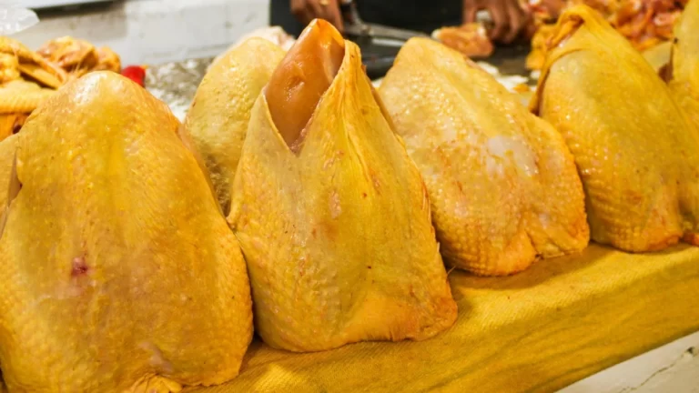 México suspende importación de pollo de Brasil por influenza