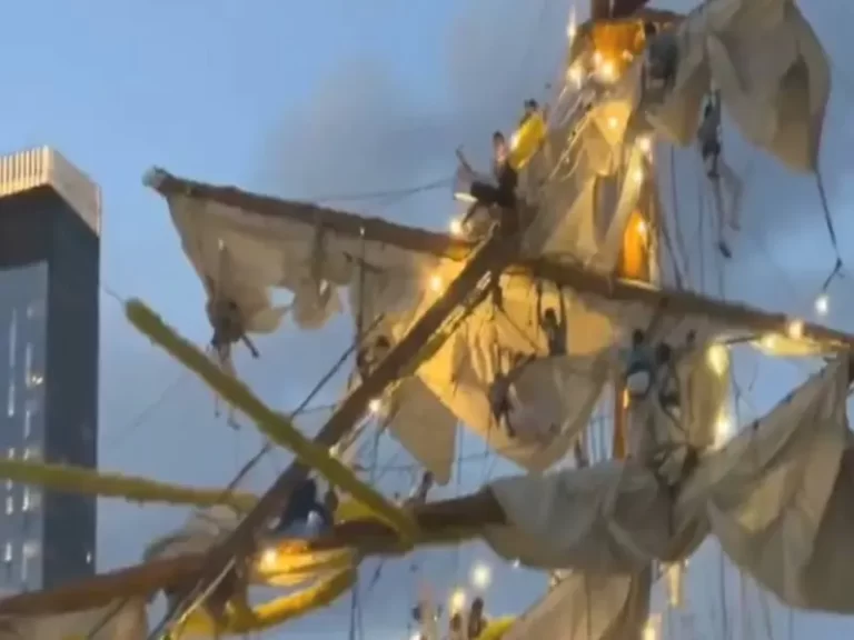 Mueren dos tripulantes del Buque Cuauhtémoc tras chocar con el Puente de Brooklyn