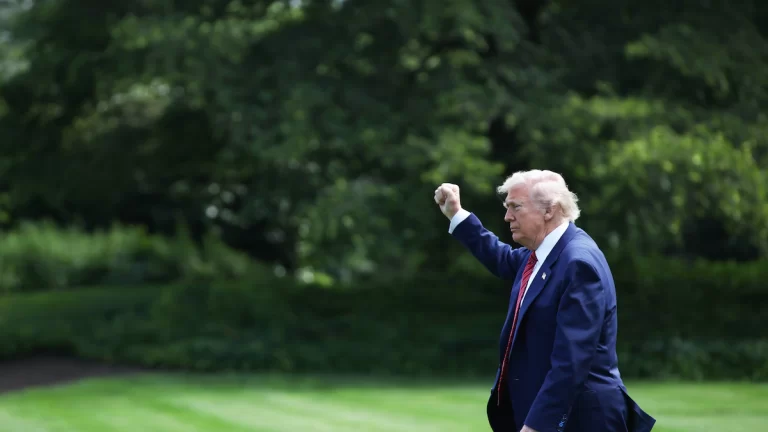 Trump da tregua a Europa y aplaza aplicación de arancel del 50% hasta julio