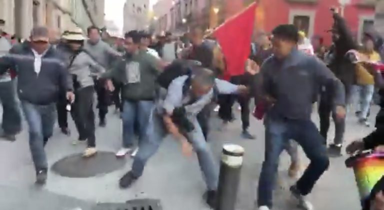 Integrantes de la CNTE derriban vallas y avanzan hacia Palacio Nacional