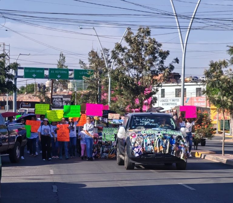 Familiares de joven motoenvío asesinado realizan marcha-rodada para exigir justicia