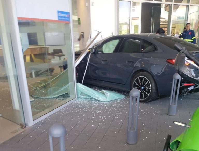 Auto se estrella contra un banco en León