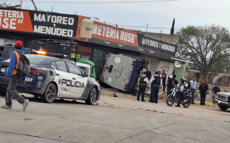 Camioneta de valores vuelca luego de chocar con taxi y lo arrastra hasta una ferretería