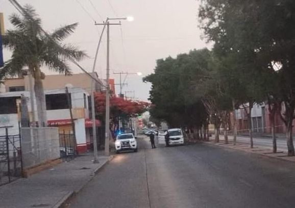 Disparan contra fachada de ferretería en Irapuato