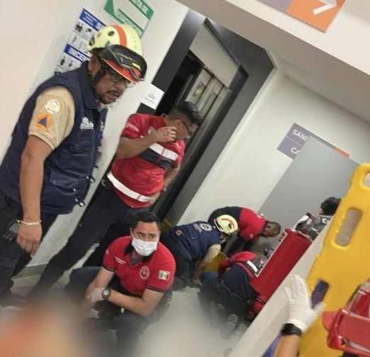 Se desploma elevador de Banco Azteca en León.