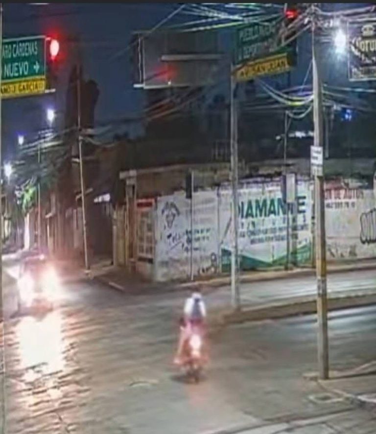 Motociclistas embestidos por una patrulla se habrían pasado el alto