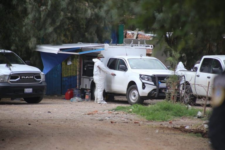 Identifican 13 de 17 cuerpos hallados en fosa