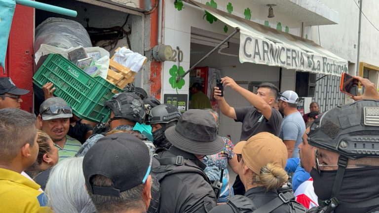Desalojo provoca enfrentamiento entre civiles y policías