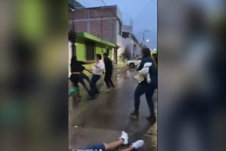 Exhiben a funcionario de Cortázar participando en una riña