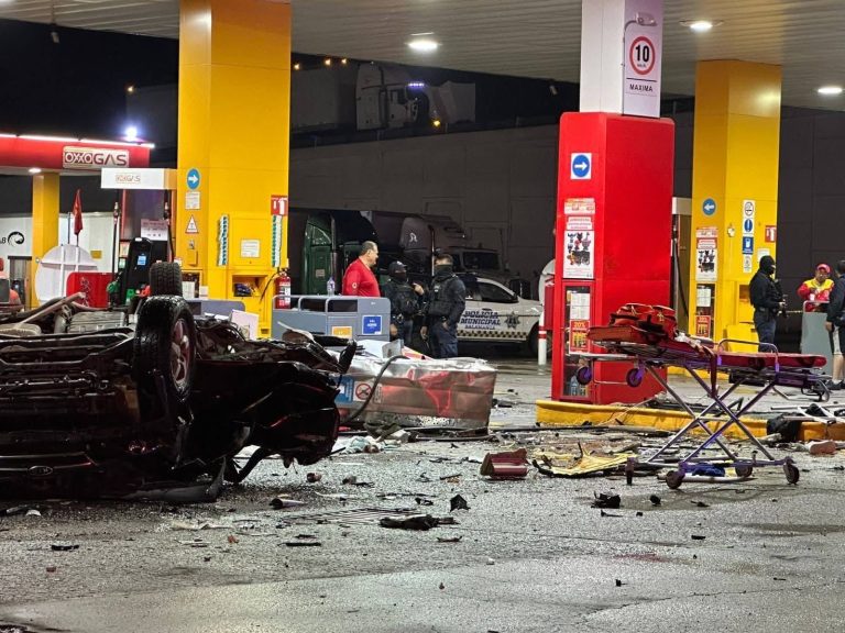 Mueren 3 personas al impactarse en gasolinería