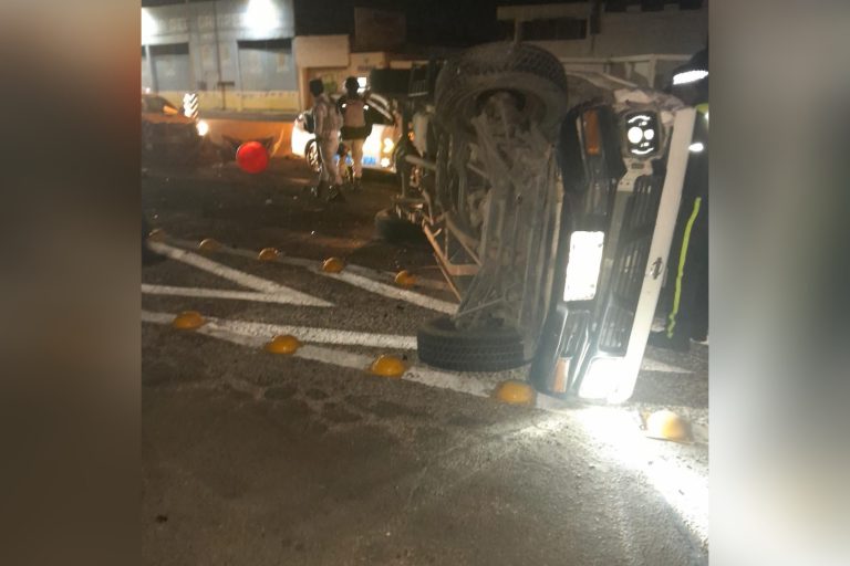 Conductor en exceso de velocidad choca contra patrullas de operativo antialcohol