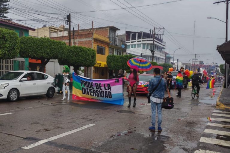 Con todo y tormenta, realizan desfile Pride Irapuato 2025