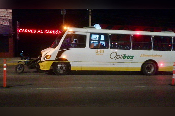 Muere motociclista atropellado por transporte público en León