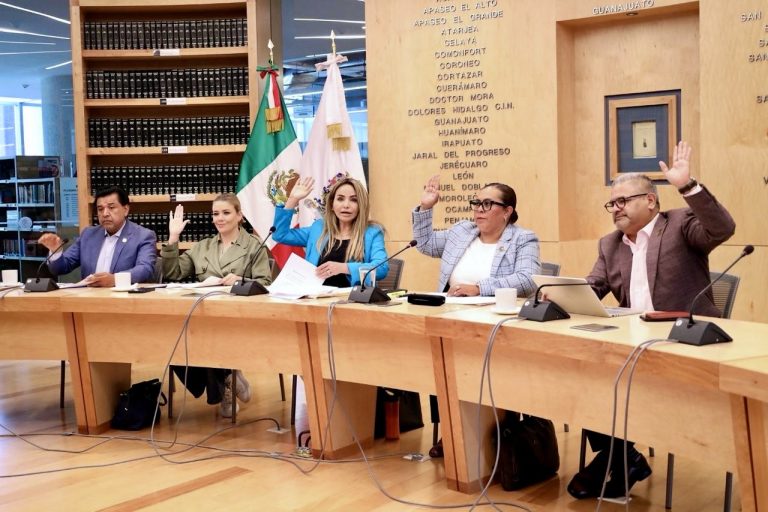 Aprueban en comisión iniciativas en favor de migrantes