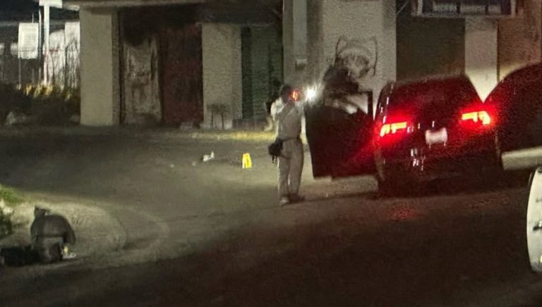 Enfrentamiento a balazos entre civiles armados y policías deja dos agentes heridos
