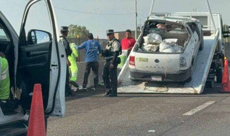 Volcadura de camioneta en la Abasolo-Irapuato provoca caos vial