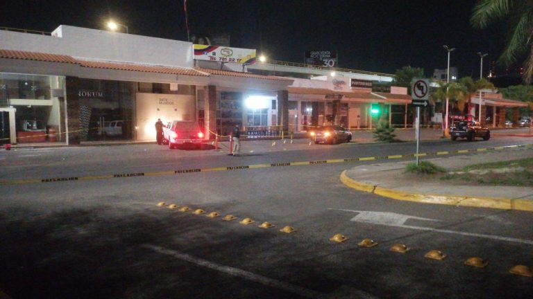 Ejecutan a hombre afuera de centro comercial mientras conducía