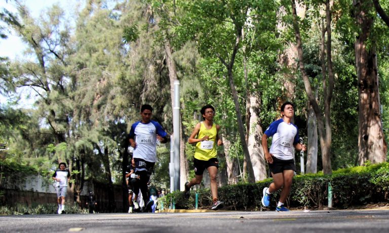 Estudiantes de Media Superior celebrar la Carrera por la Salud con entusiasmo y alegría