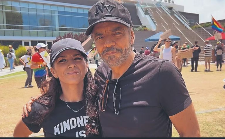 Eugenio Derbez y Alessandra Rosaldo protestan en Los Ángeles contra redadas migratorias